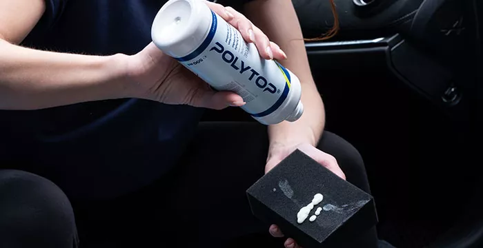 Auto Lederpflege auf Schwamm aufgetragen