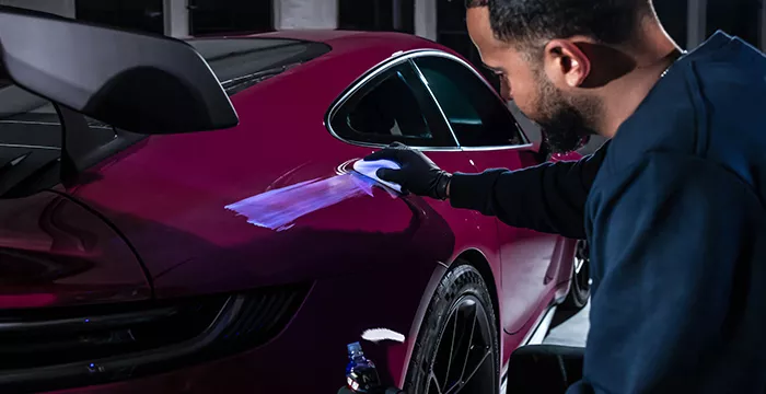 Versiegelung einer Motorhaube mit Keramikversiegelung