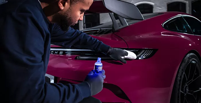 Versiegelung eines Auto Seitenteil mit Keramikversiegelung