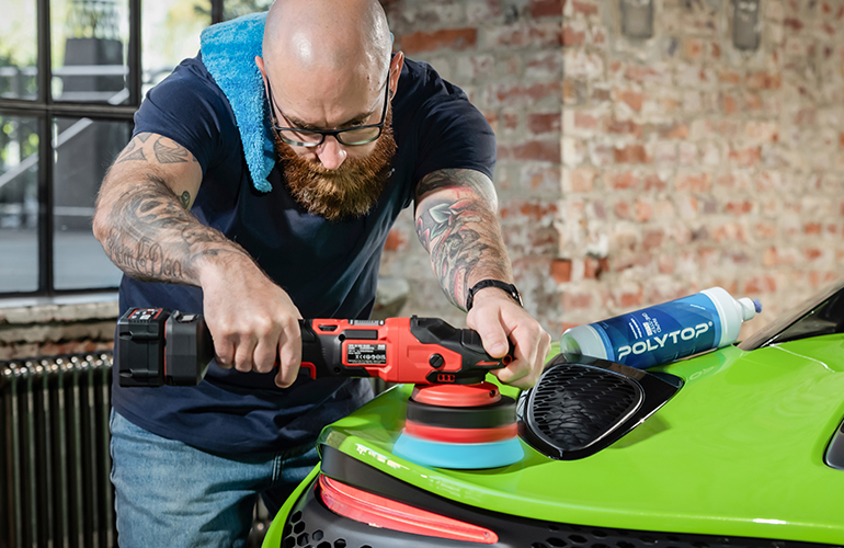 Autopolitur und Lackaufbereitung - Auto wird mit der einer Polier-Maschine poliert und aufbereitet