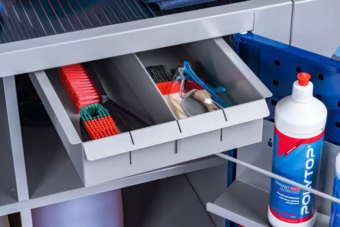 Schublade für Pinsel, Schutzbrille, Handschuhe
