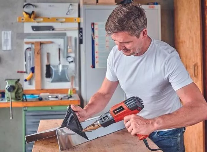 Sicheres Arbeiten mit der Heißluftpistole Einhell RT-HA 2000 E durch Softgriff am ergonomischen Handgriff